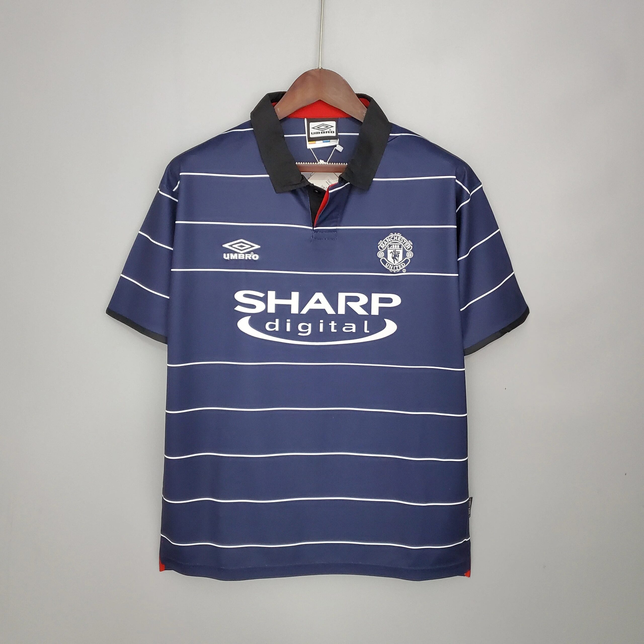 曼联-1999-2000-赛季欧冠决赛-scaled-1.jpg Manchester United's away shirt for the 1999-2000 season - Image 1
