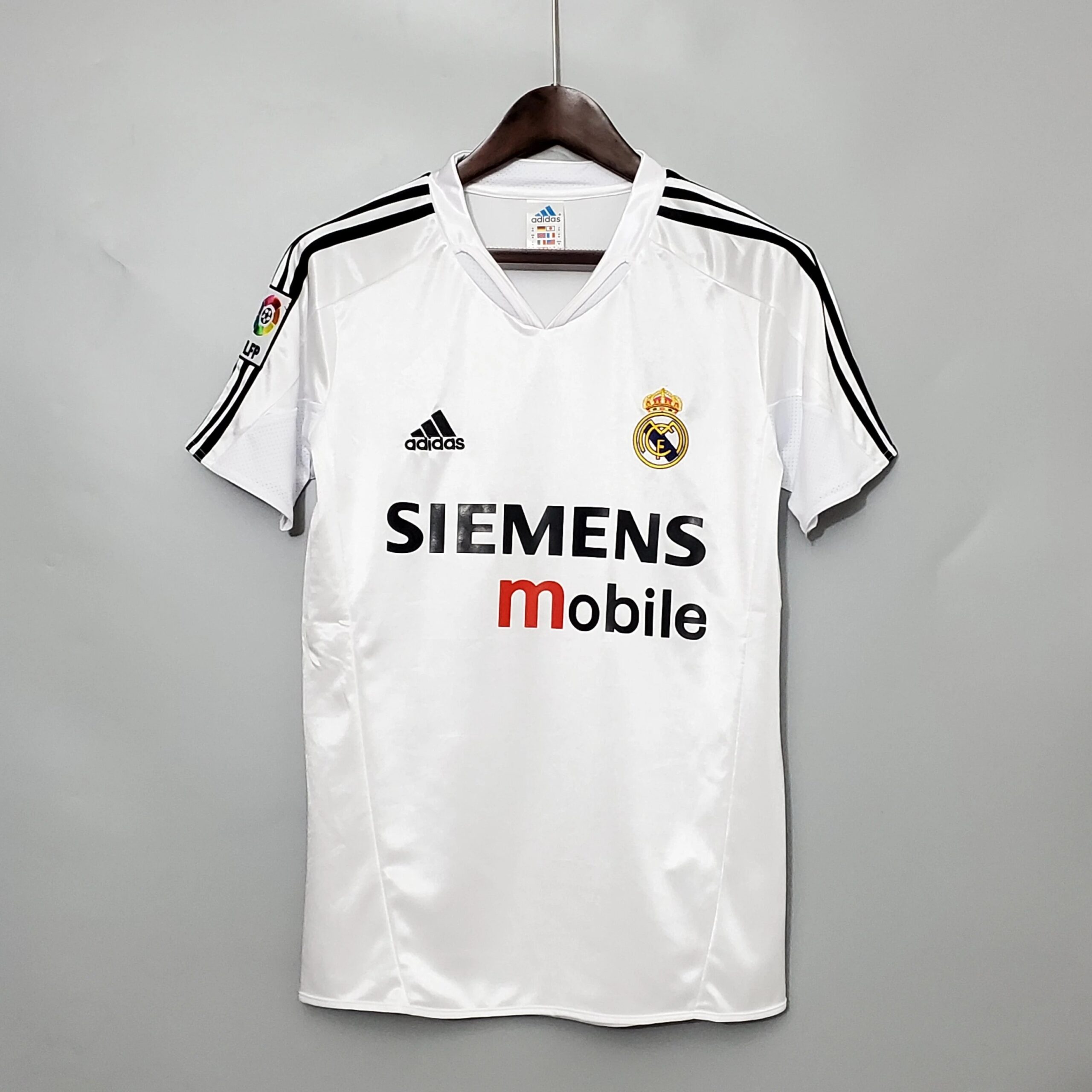 皇家马德里-2004-2005-主场球衣-1-scaled-1.jpg Real Madrid 2004 - 2005 home kit - Image 1