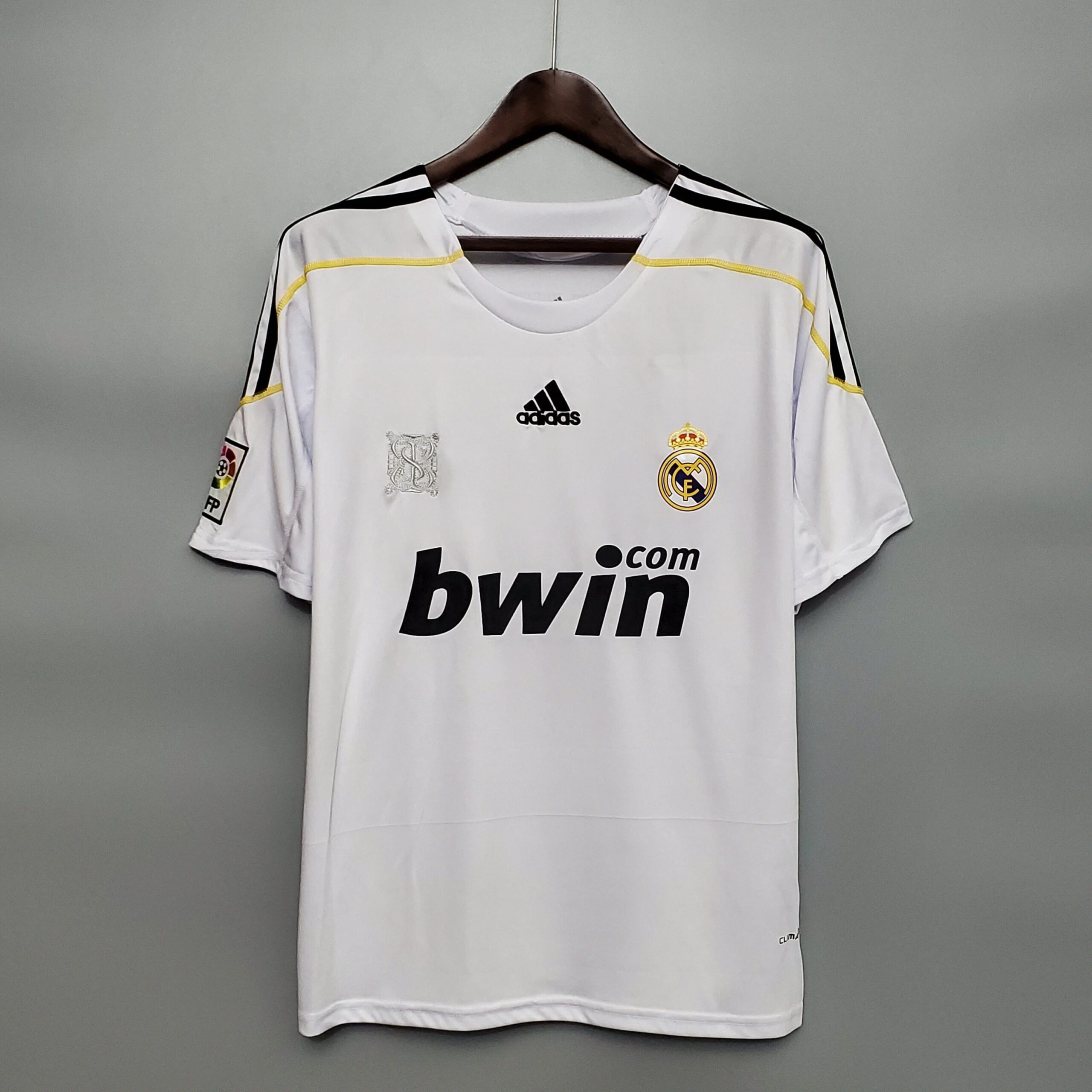 皇家马德里-2009-2010-主场球衣-1-scaled-1.jpg Real Madrid 2009 - 2010 home shirt - Image 1