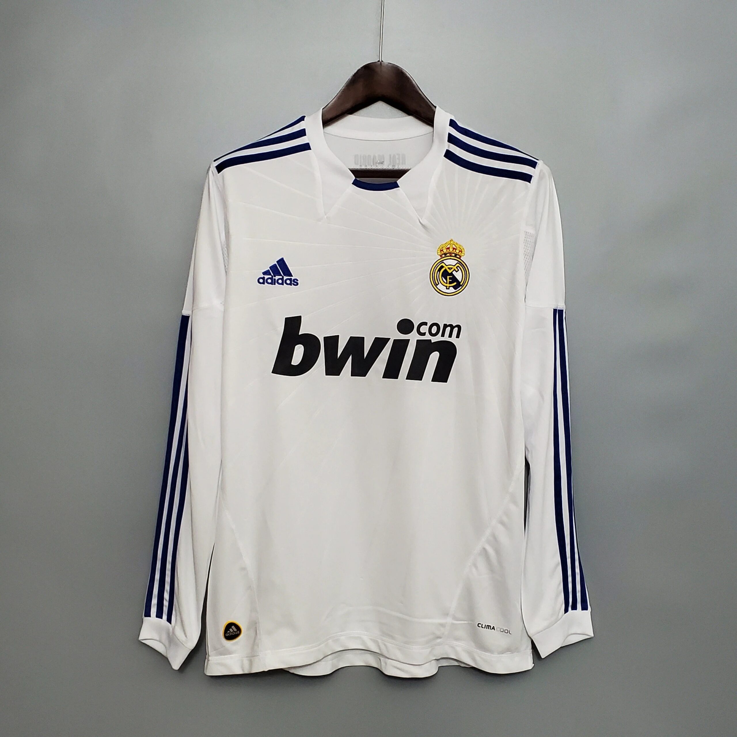 皇家马德里-2010-2011-主场长袖球衣-1-scaled-1.jpg Real Madrid 2010-2011 home long-sleeved shirt - Image 1